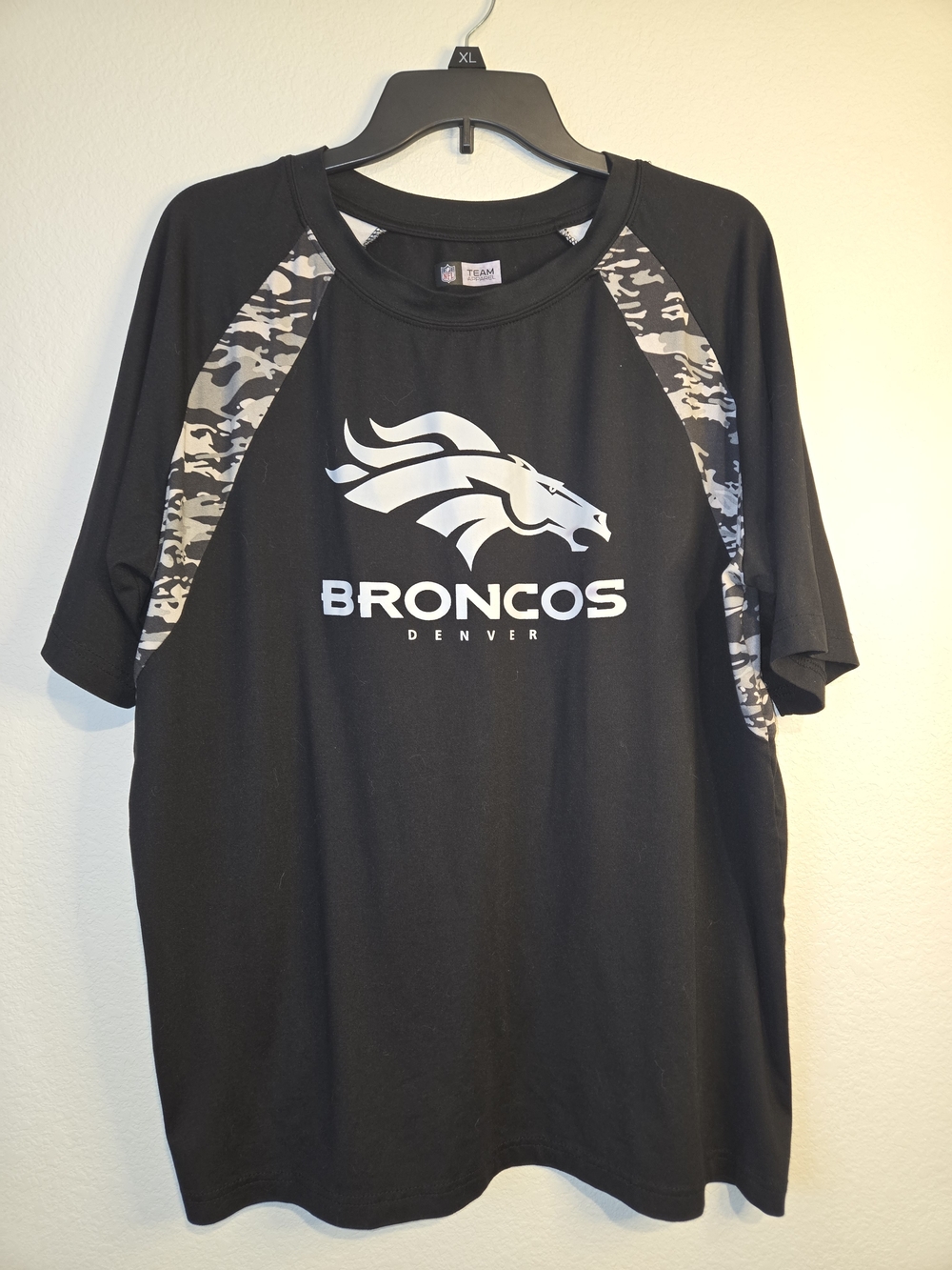 NFL Team Apparel Denver Broncos NFL Men's Shirt Size L Black/Gray Camo Panels